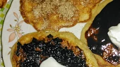 Lívanečky s jablky na kostičky, V pravo lívaneček se švestkovou nutelou, vlevo s marmeládou, vzadu posypaný skořicovým cukrem