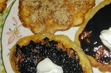 V pravo lívaneček se švestkovou nutelou, vlevo s marmeládou, vzadu posypaný skořicovým cukrem
