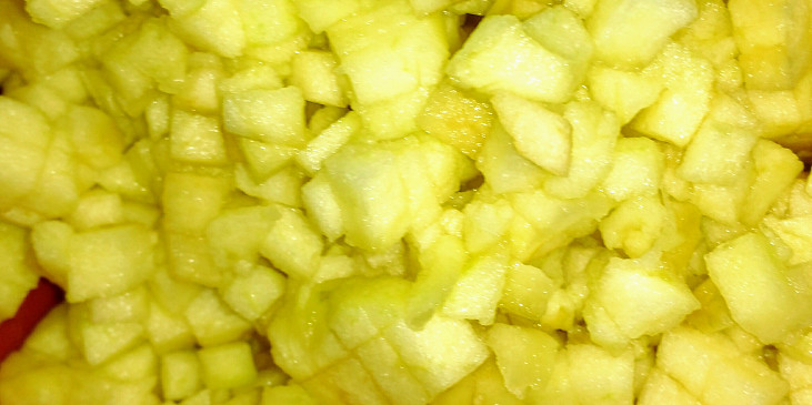 Lívanečky s jablky na kostičky (Kostičky jablek by měly být menší než 1 cm)