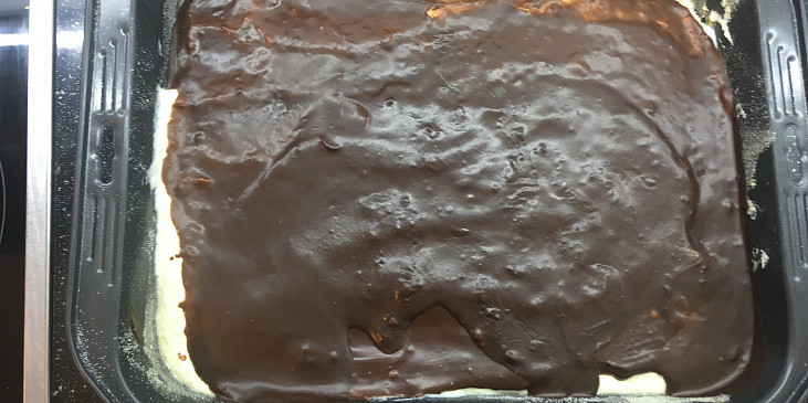Piškot s tvarohovým krémem a čokoládou