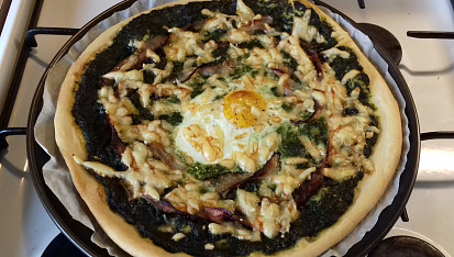 Pizza se špenátem a vejcem