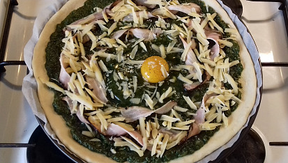 Pizza se špenátem a vejcem