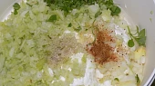 Pomazánka z řapíkatého celeru s chilli a oregánem