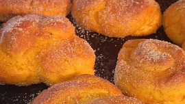 Preclíky, bulky se skořicí z dýňového těsta
