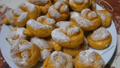 Preclíky, bulky se skořicí z dýňového těsta, čeká na ochutnávku