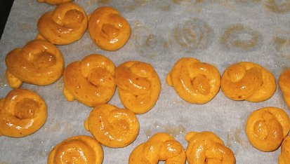 Preclíky, bulky se skořicí z dýňového těsta, potřeno máslem