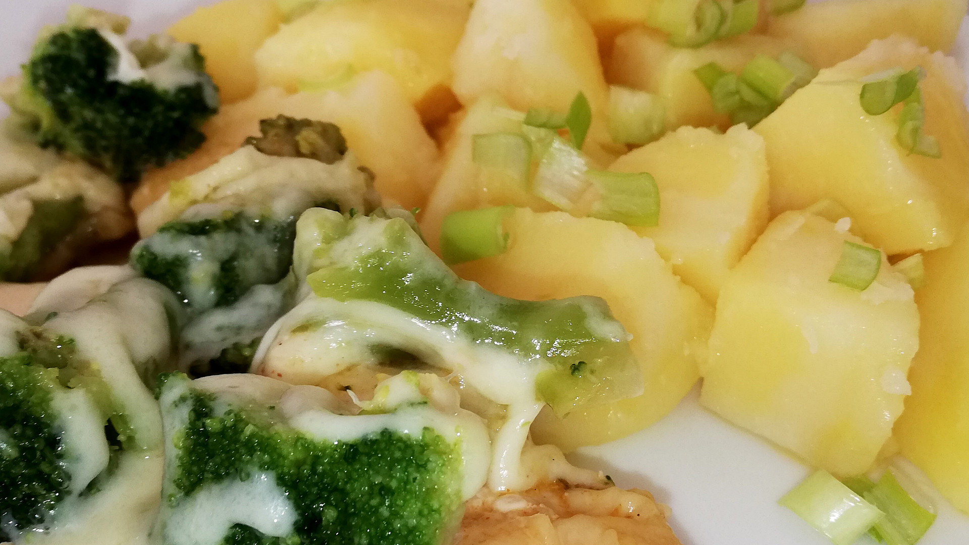 Přírodní kuřecí plátek s dušenou brokolicí a mozzarellou