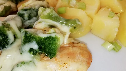Přírodní kuřecí plátek s dušenou brokolicí a mozzarellou