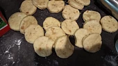 Škvarkové placky - top chuť, Vykrájené kola, malým hrnkem 