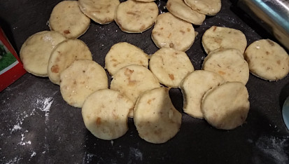 Škvarkové placky - top chuť, Vykrájené kola, malým hrnkem 