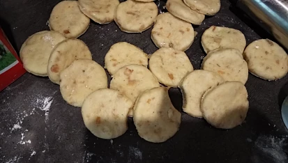 Škvarkové placky - top chuť, Vykrájené kola, malým hrnkem 