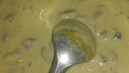 Sýrová omáčka z goudy se žampiony, Sýrová omáčka se žampiony je rychle hotová. Kastrolek je ve vodní lázni (v pánvičce) a nemusí se moc míchat, stačí jen občas promíchnout.