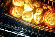Vpravo plněná paprika, vlevo rajče, vzadu plněné žampiony a 4 cuketové soudečky