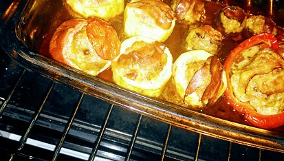 Veselý zeleninový pekáček, Vpravo plněná paprika, vlevo rajče, vzadu plněné žampiony a 4 cuketové soudečky