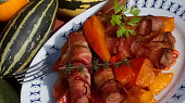 Vinná klobása ve slanině pečená na dýni