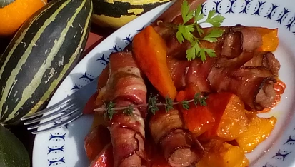 Vinná klobása ve slanině pečená na dýni