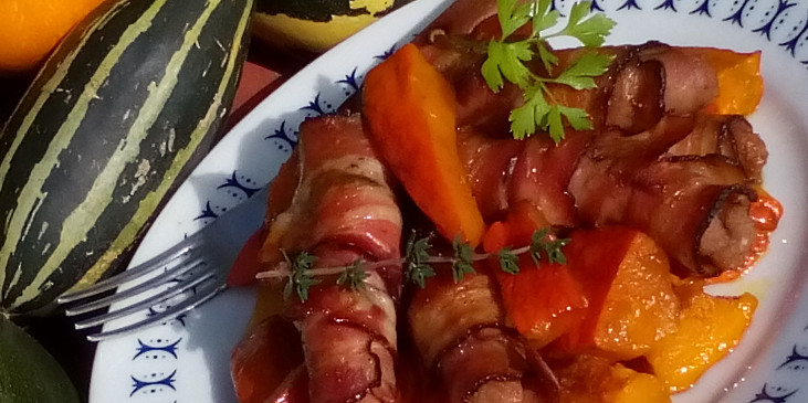 Vinná klobása ve slanině pečená na dýni