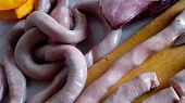 Vinná klobása ve slanině pečená na dýni
