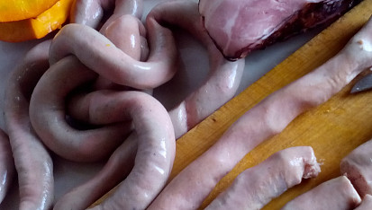 Vinná klobása ve slanině pečená na dýni