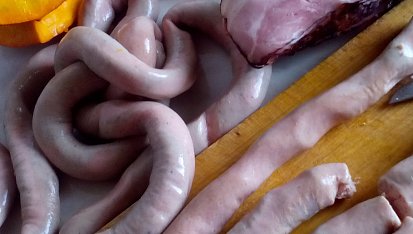 Vinná klobása ve slanině pečená na dýni