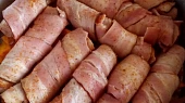 Vinná klobása ve slanině pečená na dýni