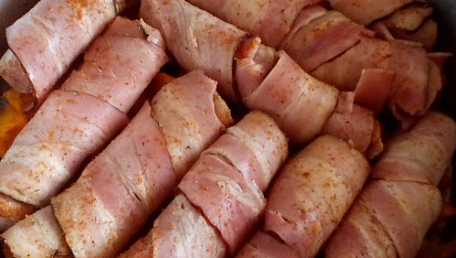 Vinná klobása ve slanině pečená na dýni