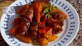 Vinná klobása ve slanině pečená na dýni