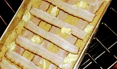 Zapečená slepičí pochoutka, Povrch jsem pokapala trochu olejem, obložila slaninou (byla ale moc libová) a pokladla kousky másla.