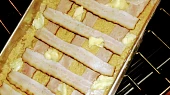 Zapečená slepičí pochoutka, Povrch jsem pokapala trochu olejem, obložila slaninou (byla ale moc libová) a pokladla kousky másla.