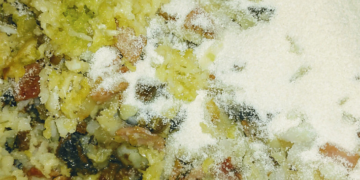 Bramborovo-houbová paštika (Brambory, sůl, pepř, česnek vajičko a krupička -…)