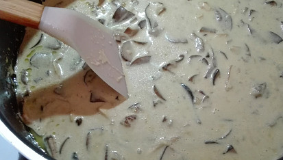 Houbová omáčka s kuřecím a hřiby kováři