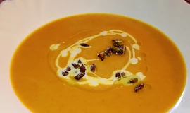 Jednoduchá dýňová polévka s praženými dýňovými semínky