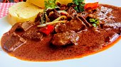 Kostky z hovězí loupané plece na červené paprice s chilli papričkami