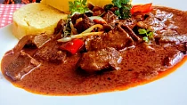 Kostky z hovězí loupané plece na červené paprice s chilli papričkami