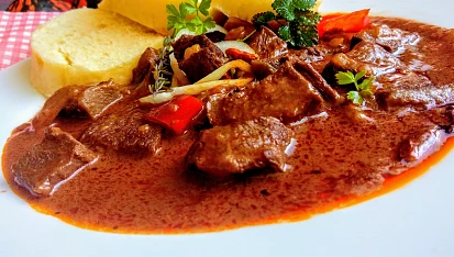 Kostky z hovězí loupané plece na červené paprice s chilli papričkami