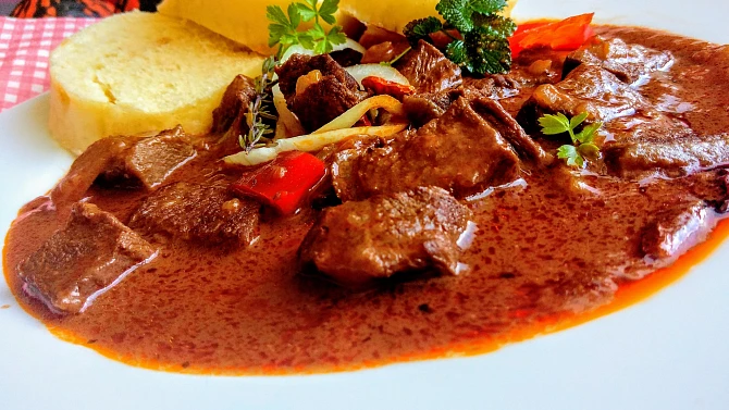 Kostky z hovězí loupané plece na červené paprice s chilli papričkami