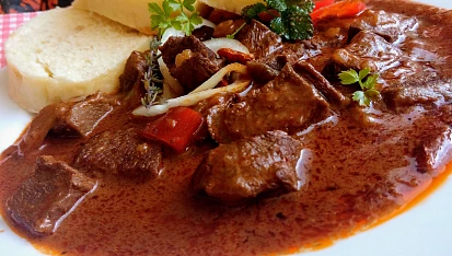 Kostky z hovězí loupané plece na červené paprice s chilli papričkami