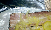 Kuře na hříbcích v alobalu (Na máslem pomazaný alobal dáme nejdřív slaninu a cibuli (kdo dá cibule ještě víc, neprohloupí)))