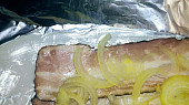 Kuře na hříbcích v alobalu, Na máslem pomazaný alobal dáme nejdřív slaninu a cibuli (kdo dá cibule ještě víc, neprohloupí))