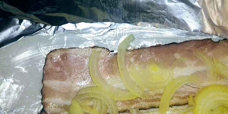 Na máslem pomazaný alobal dáme nejdřív slaninu a cibuli (kdo dá cibule ještě víc, neprohloupí))
