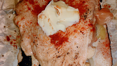 Kuře na hříbcích v alobalu, Na cibuli dáme houby (vše postupně malinko kořeníme), na houby porci kuřete (měla jsem maso z velkých horních stehen)