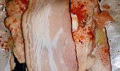 Kuře na hříbcích v alobalu, Na maso kousek másla a mlsouni mohou přidat ještě plátek slaninky.