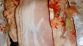 Kuře na hříbcích v alobalu, Na maso kousek másla a mlsouni mohou přidat ještě plátek slaninky.