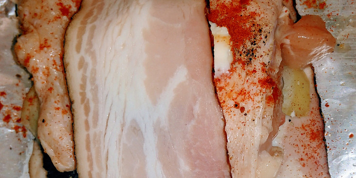 Kuře na hříbcích v alobalu (Na maso kousek másla a mlsouni mohou přidat ještě…)
