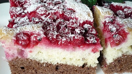 Rychlá dvoubarevná buchta s rybízem