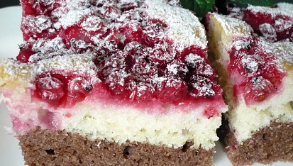 Rychlá dvoubarevná buchta s rybízem