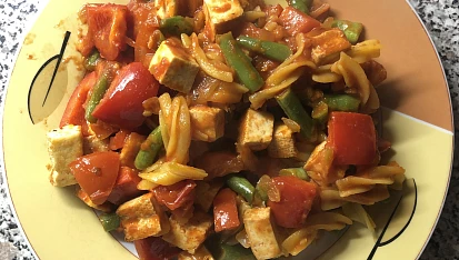 Těstoviny s tofu a zeleninou