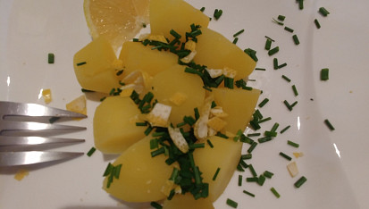 Vařené brambory s citronem