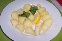 Brambory vařené s citronovou šťávou