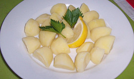 Vařené brambory s citronem